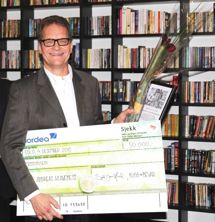 Ole Andreas Klaveness Med Sjekk Og Blomster