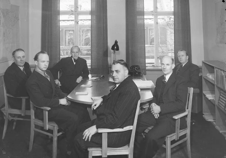 Håper Disse Menne Kan Slippe Min Søknad Igjennom . Jeg Har Jo Droppet Pyntelistene . Foto Schrøder  Sverresborg Trøndelag Folkemuseum