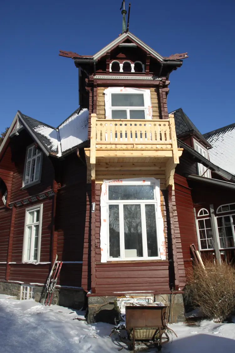 Sveitserstilen er svært kjær for nordmenn og er kanskje den mest populære villastilen. Denne ferieboligen fra 1900 henter detaljer fra norrøntradisjon og kombinerer med synlig laft med lafteknuter. Denne versjonen av sveitserstil kalles dragestil. Foto: Christel Wigen Grøndahl, Bygg og Bevar