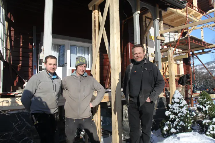 Thomas Bisch, Jan Stigen og Henning Olstad i Norsk Håndverk holder til i Venabygd, Ringebu, men tar oppdrag i hele regionen.  Foto: Christel Wigen Grøndahl, Bygg og Bevar