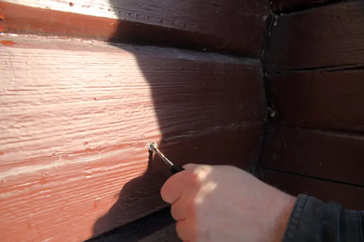 For å sjekke råte kan man bruke en kniv eller syl. Trenger det langt inn i trevirke kan det tyde på en råteskade. Foto: Bygg og Bevar