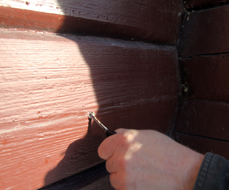 For å sjekke råte kan man bruke en kniv eller syl. Trenger det langt inn i trevirke kan det tyde på en råteskade. Foto: Bygg og Bevar