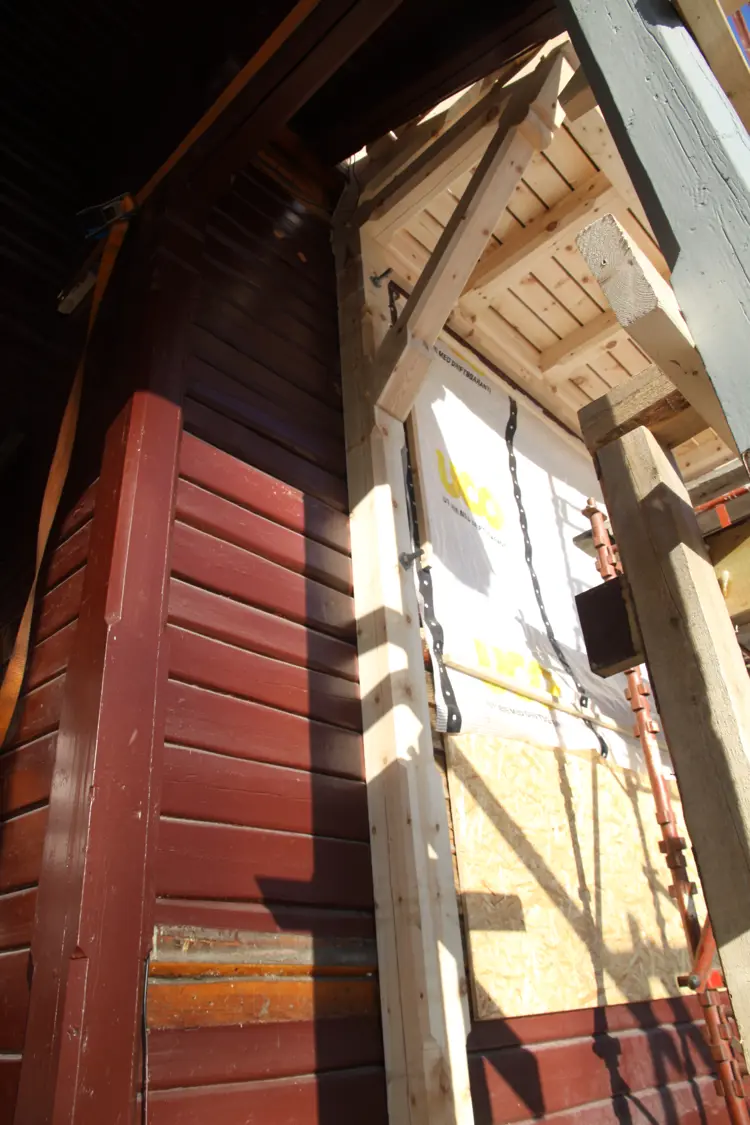 To nye "opplengere" eller "strekkfisker" holder veggen på plass. Et tyngre skifertak erstattet båndtekkingen, og ga mer vekt enn konstruksjonen var dimensjonert for. Foto: Christel Wigen Grøndahl, Bygg og Bevar