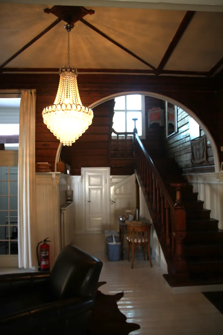 hallen domineres av et flott trappeløp. Slett ikke et dårlig lunsj-sted dette. Foto: Christel Wigen Grøndahl, Bygg og Bevar 