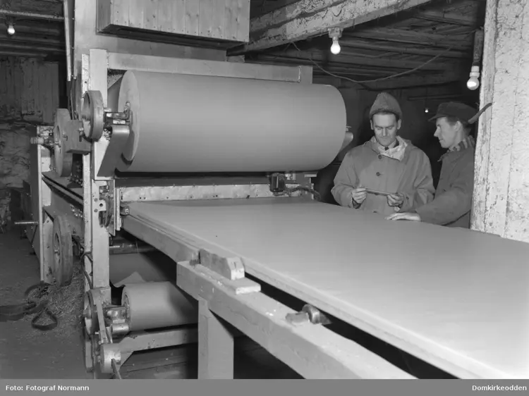 Ikke Spurt Om Bruk Halmplatefabrikken , Ulven På Ring . Interiør Fra Produksjonen Av Halmplater Fotograf Normann  Domkirkeodden Halmplateisolasjon