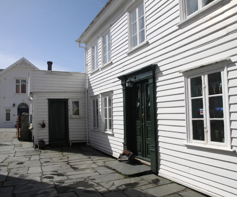 På Vestlandet er det vanlig med liggende panel. I fuktige miljøer er nedre del av ytterpanelet sårbart, når man har liggende panel er det enkelt å bytte ut. Foto: Bygg og Bevar