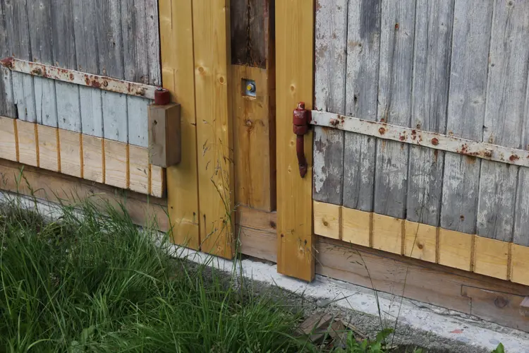 Bunnsvilla Er Byttet Ut Etter Omfattende Råteskader , Deler Av Fundamentet Er Skåret Ned Og Bygget  Jekket Opp.