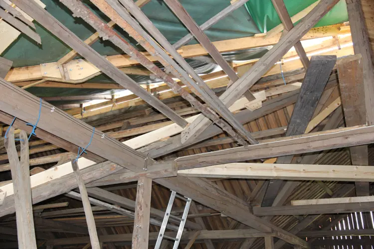 I Myldret Av Takåser , Stolper , Avstivere Og Lagrede Materialer Kan Det Se Ut Som Kjempenes Mikadospill.