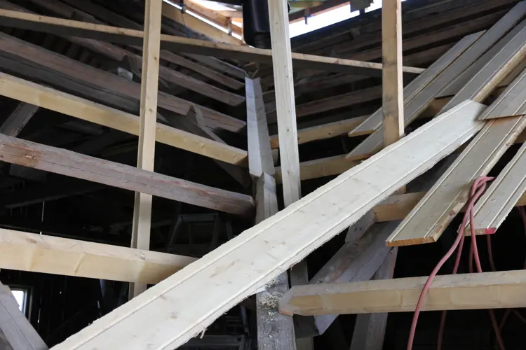 I Underbordene Er Det Høvlet Inn Spor For Vannet .. Legg Merke Til Kilrennen Som Er Laget Av  Et Trestykke.