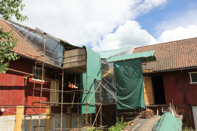 Reperasjoner Der To Takflater Møtes .Uforutsigbart Norsk Sommervær Forutsetter God Dekning