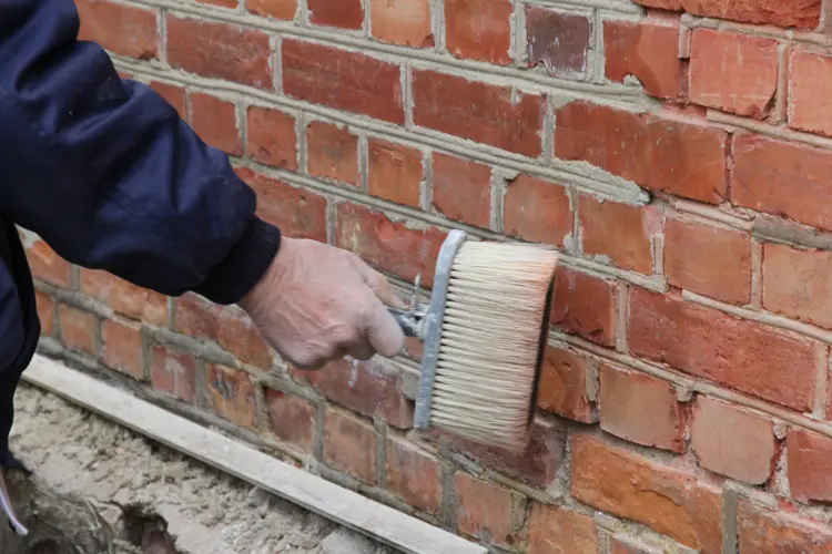 Den samme kosten man bruker til kalkvannet, kan men koste vekk overskytende fugemasse. Foto: Christel Wigen Grøndahl, Bygg og Bevar