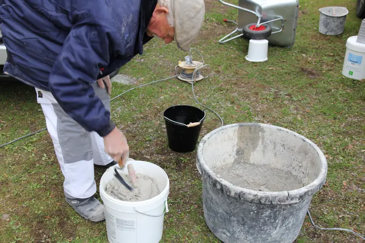 Til pølsespekking benyttes kalk. Denne er mer elastisk enn sement og egner seg best, mener murmester Watson. Foto: Christel Wigen Grøndahl