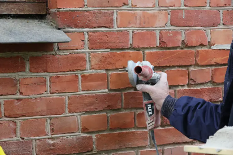 De gamle fugene fjernes i 1,5-2 cm dybde. Foto: Christel Wigen Grøndahl