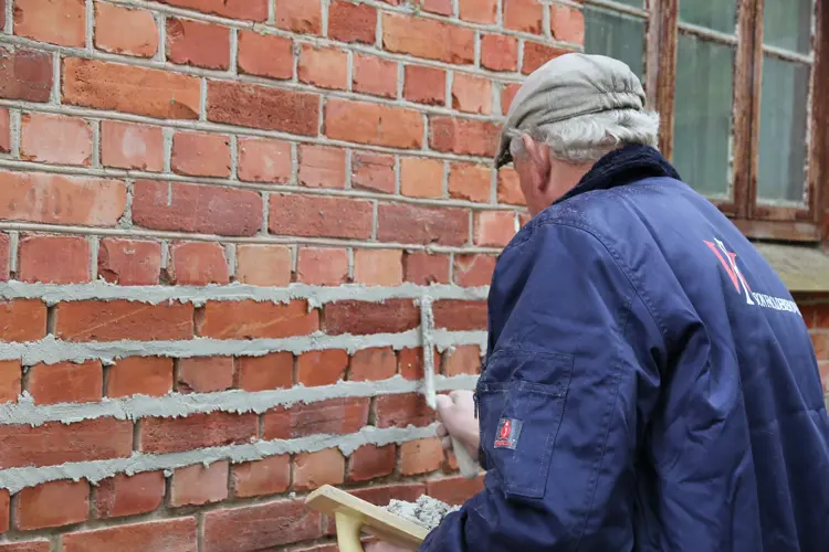 Legg på kalkmørtel med en smal murskje. Foto: Christel Wigen Grøndahl