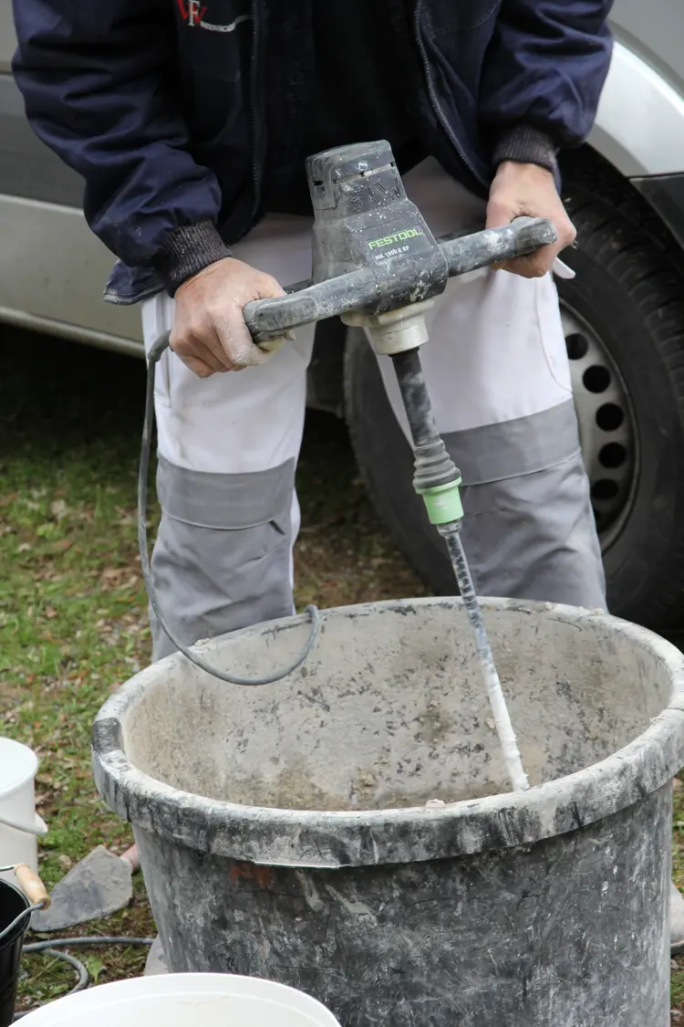 Kalk skal piskes - ikke slås i en mørtelblander. Da slås luften ut av den og man forringer kvaliteten. Foto: Christel Wigen Grøndahl