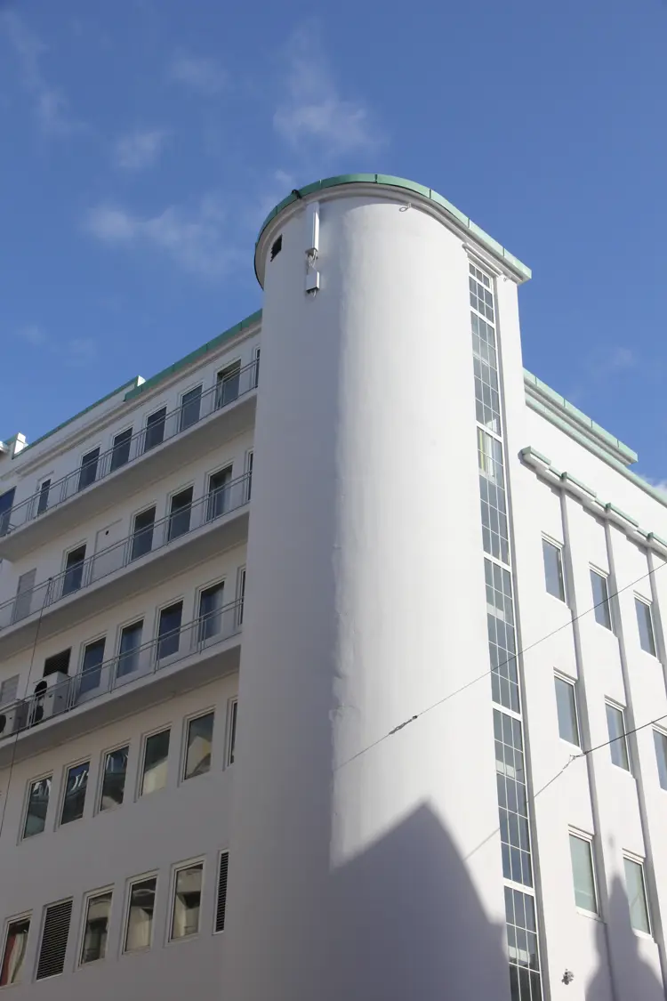 Betongen muliggjorde former som funksjonalistene omfavnet. Blaauwgården i Bergen, tegnet av Leif Grung i 1936 var Grungs tolkning av de tradisjonelle sjøbodene. Foto: Bygg og Bevar