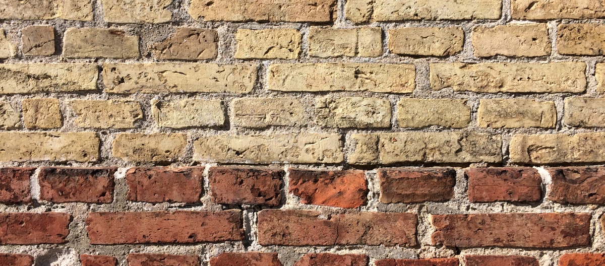 Steinene kan mures opp i regelmessige forband uten gjennomgående vertikale fuger. Teglverk murt i forband gir en solid vegg. Foto: Bygg og Bevar  