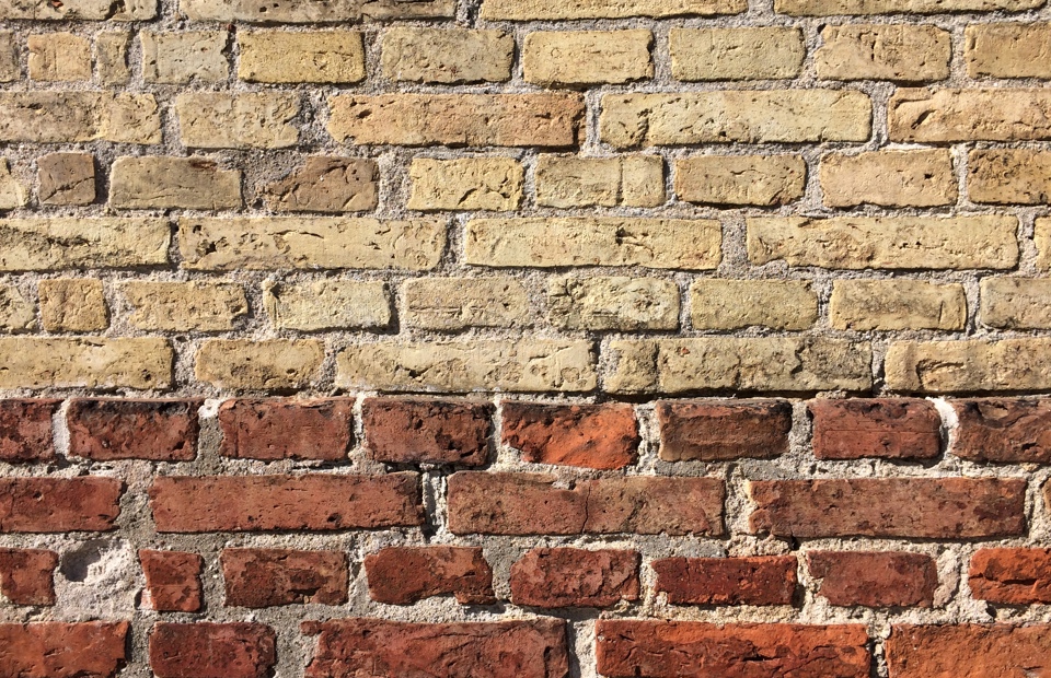 Steinene kan mures opp i regelmessige forband uten gjennomgående vertikale fuger. Teglverk murt i forband gir en solid vegg. Foto: Bygg og Bevar  