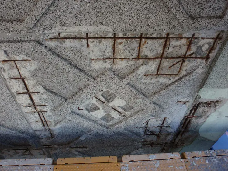 Skader på fasaden, Årstad vgs Foto: Betong Consult as