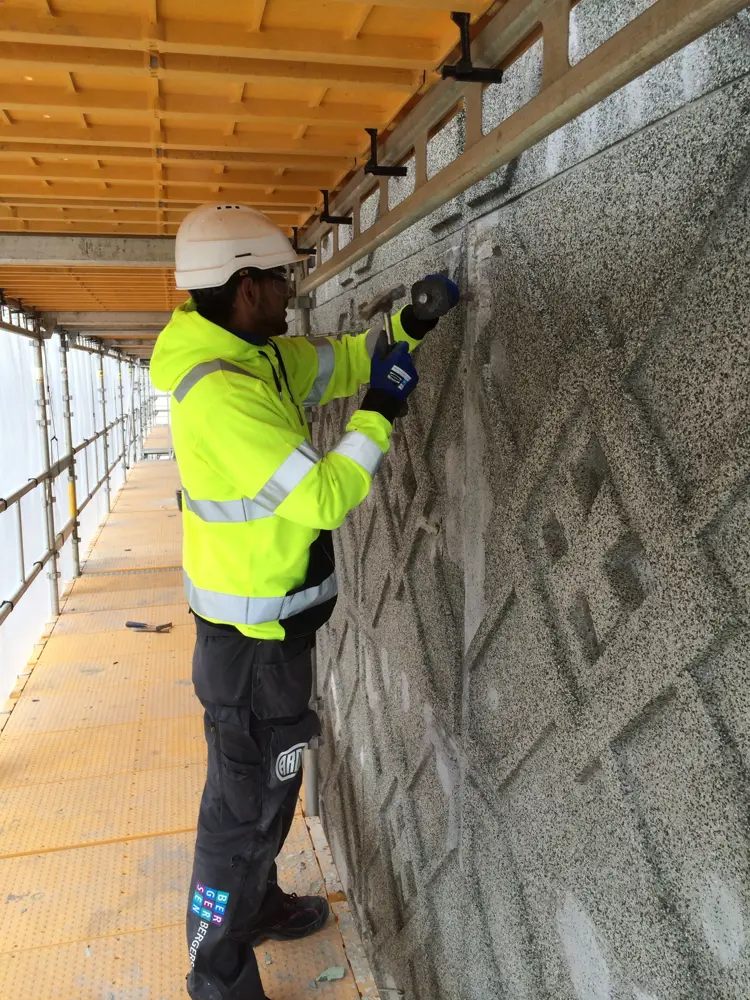 Alle skader må hugges vekk. Men på en verneverdig fasade skal alt som kan stå få stå. Foto: Flis & Mur as 