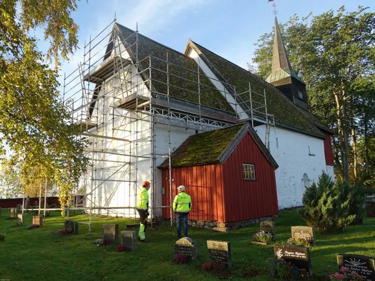 Stor jobb. Hustad kyrkje sett frå nordaust. Foto Kolbein Dahle