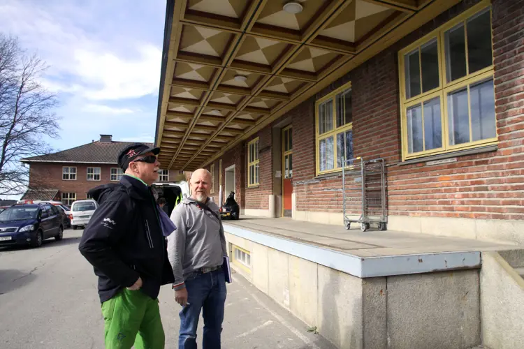 Johnny Spangen fra Miljømal AS og Leif Erixon fra Malermester Buer på ser på arbeidene som er gjort på bygningene til Universitetet på Ås. Legg merke til det geometriske mønsteret på undersiden av taket over rampen. Både denne dekoren og vinduene er malt med linoljemaling. Foto: Christel Wigen Grøndahl, Bygg og Bevar 