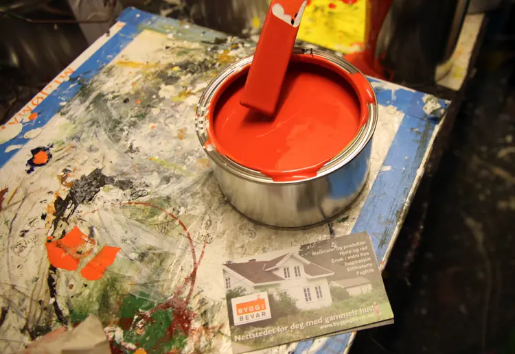 Også vanskelige, moderne farger er mulige å lage. Her er logofargen til Bygg og Bevar! Men da er ikke alle pigmentene organiske, noe man ofte foretrekker fordi de er mer lysekte og gir mer historisk korrekte kulører. Foto: Christel Wigen Grøndahl, Bygg og Bevar