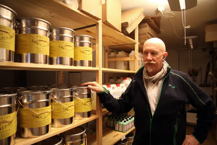 I butikken på Vålerenga har Johnny Spangen maling på lager til både store og små prosjekter. Farger blandes etter ønske. Foto: Christel Wigen Grøndahl, Bygg og Bevar