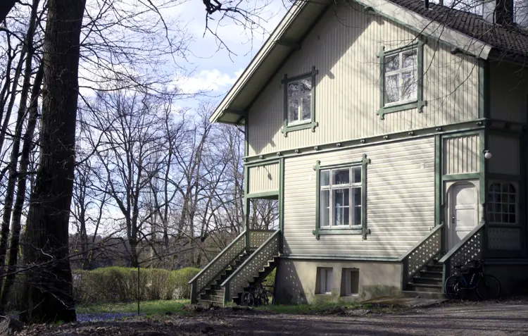 Linoljemaling er et "offerlag", som slites ned med årene. Det er ikke nødvendig å male om før man ser at det siste strøket er slitt bort. Er malingen blitt blass i fargen, kan den friskes opp med et støk kokt linolje. Foto: Christel Wigen Grøndahl, Bygg og Bevar 