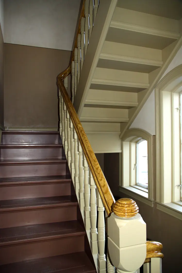 Også offentlige miljø som utsettes for stor slitasje kan males med linoljemaling. Fargene er de originale og håndløperen er eikeådret av Malermester Buers dyktige folk. Foto: Christel Wigen Grøndahl, Bygg og Bevar