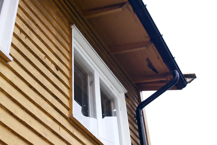 Taket er en jobb som må gjøres. Steinen har skjøvet på seg og vannet renner inn. Foto: CEWG