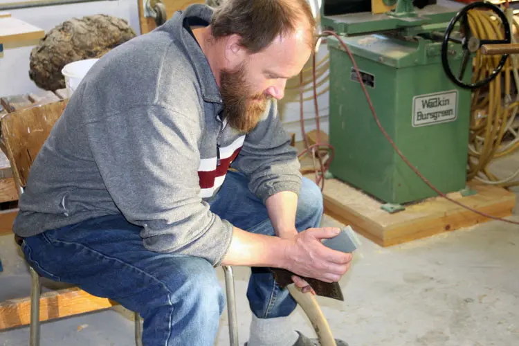 Geir Johansen tar godt vare på øksa si. Foto: CEWG