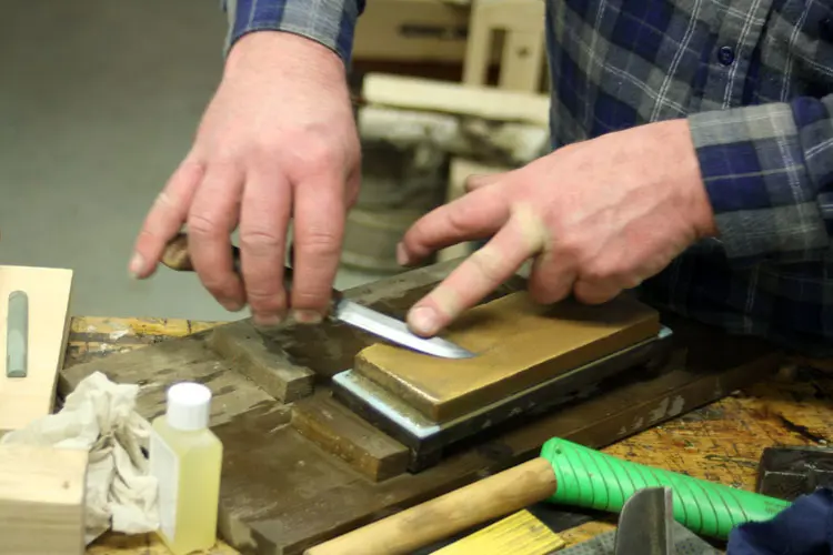 Det tar tid å få kniven så skarp at den deler et ark i to. Foto: CEWG