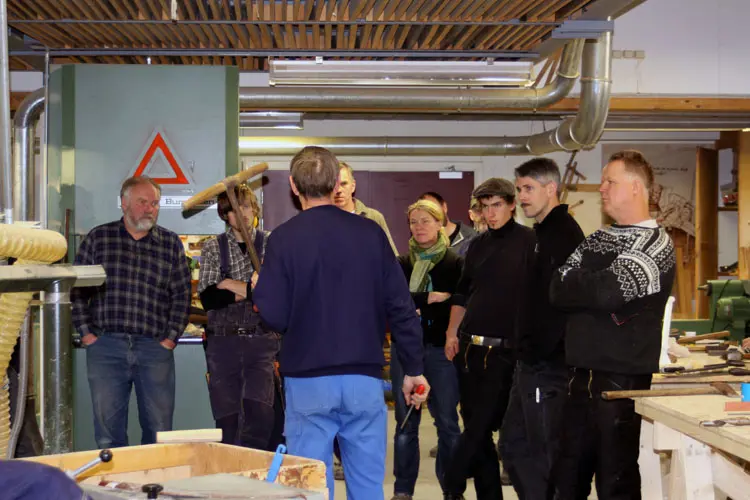 Alle følger godt med når Steinar Moldal viser Navar´n skal slipes. Foto: CEWG