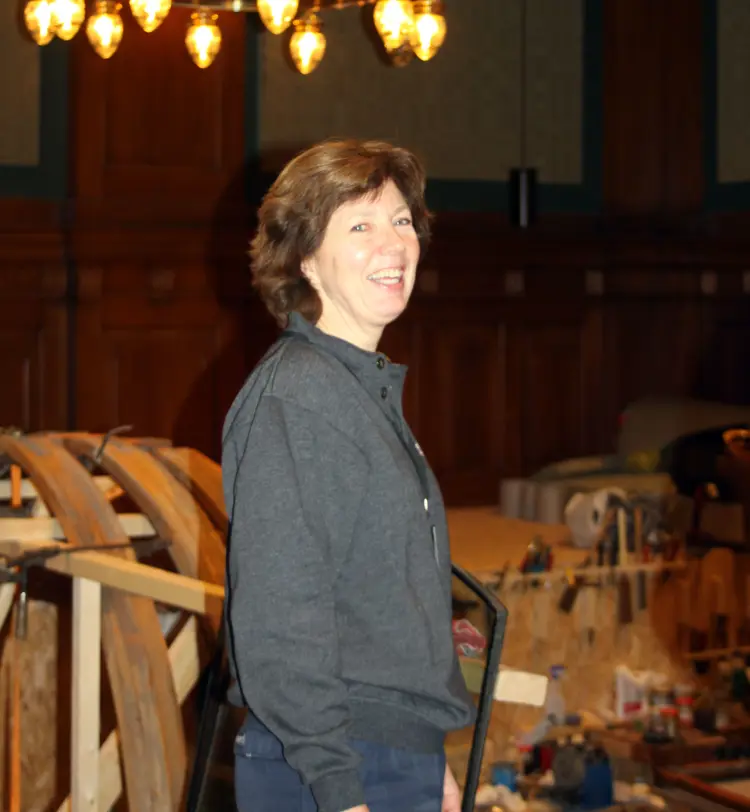 Hanne Bjørk ser ut over det midlertidige, men standsmessige verkstedet. Foto: CEWG. 