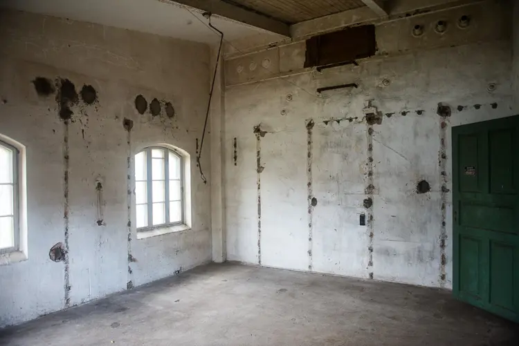 Transformatoren er fjernet, men ellers er lite forandret i det såkalte transformatorrommet i 2. etasje. Lyset strømmer inn gjennom store vinduer mot syd og vest. Foto: Sjur Harby