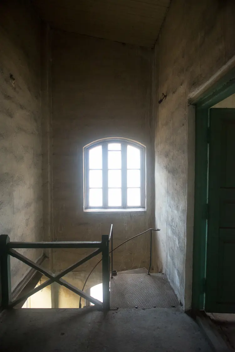 En sakral stemning møter den som går vindeltrappen opp i 2. etasje. Foto: Sjur Harby