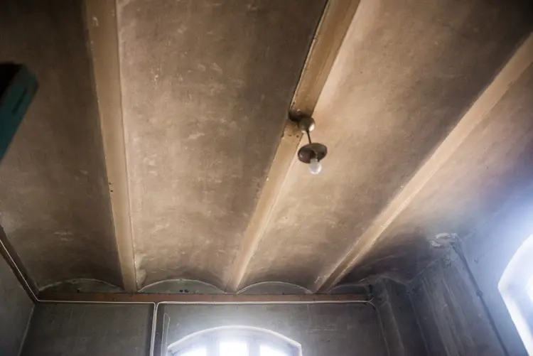 Bygningskonstruksjonen i Fosselven har mange fine detaljer, slik som taket her inne på det såkalte «kontoret». Foto: Sjur Harby