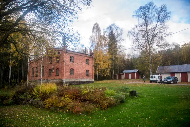 Kraftstasjonen bærer alderen sin godt, og bortsett fra skadene som er forårsaket av mange år med taklekkasjer, er bygningen i god stand, takket være gode materialer og godt håndverk. Foto: Sjur harby