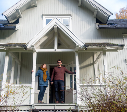 Bestyrerboligen er bygget i forsiktig sveitserstil rundt 1910. Verandaen har veggfaste spilebenker og en solid trapp ned til hagen. Foto: Sjur Harby