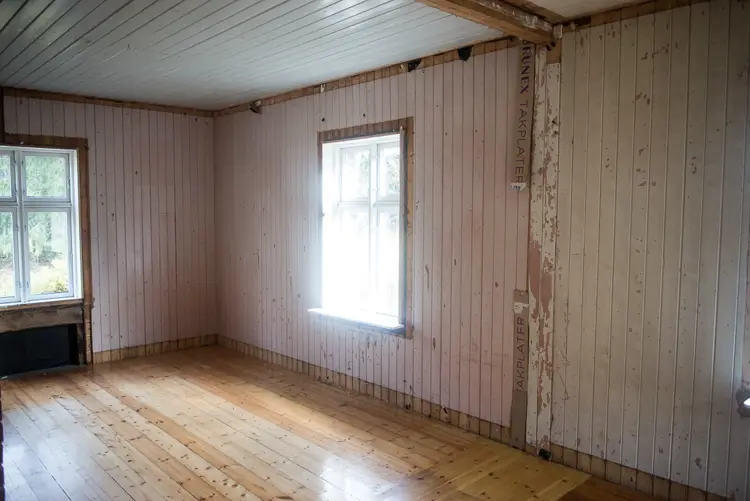 Innendørs henter Lars og Karen frem igjen de panelte veggene. En senere ombygging fjernet skilleveggen mellom to av stuene. Nå vurderer de å ta den tilbake, men kanskje med en bredere åpning enn opprinnelig. Veggene skal sparkles, pusses og males med linoljemaling. Foto: Sjur Harby