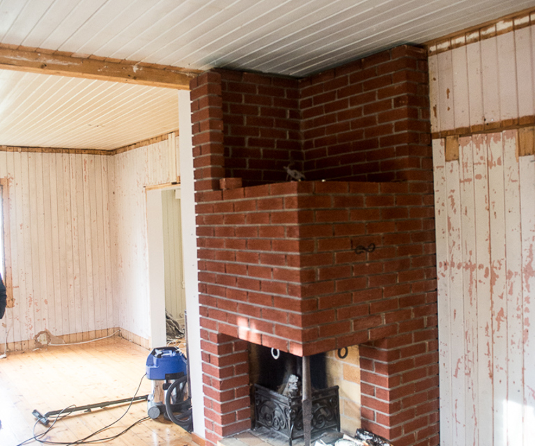 Så var det peisen da, hva gjør en med den? Den kom til på slutten av 1960-tallet eller på begynnelsen av 1970-tallet. Peis er hyggelig, men passer den egentlig inn når resten av rommet tilbakeføres til sitt opprinnelige utseende? Foto: Sjur Harby