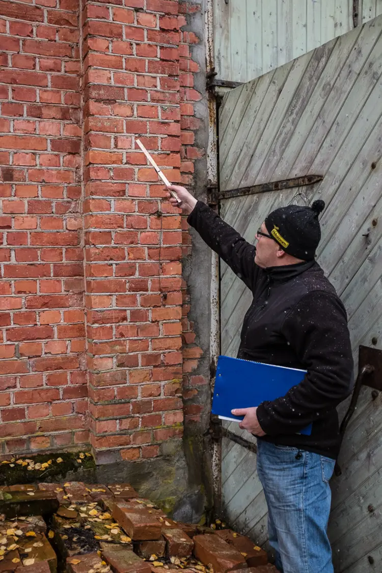 Arild Hoberg fra Murmester Th. Johansen & Sønner på Hamar gjør en tilstands- og tiltaksplan for bygningen. Firmaet har de senere årene vært involvert i flere prosjekter der gamle industribygninger er rehabilitert etter antikvariske retningslinjer. Foto: Sjur Harby