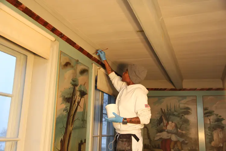 Lizzy Maler På Hesselberg Gård