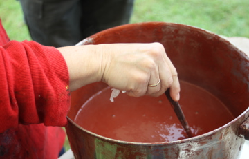 Koking av kompmaling. Foto: CEWG