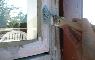 Vinduet males med linoljemaling, sikkert ikke for første gang. Foto: CEWG