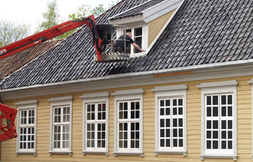 Malerarbeider i høyden på Folkemuseet. Foto: CEWG