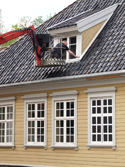 Malerarbeider i høyden på Folkemuseet. Foto: CEWG