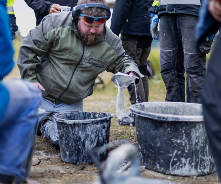 Tore Granmo viser tradisjonelle teknikker for å lage mørtler, fra brenning av kalkstein til muring, pussing og hvitting. Foto: Bygg og Bevar