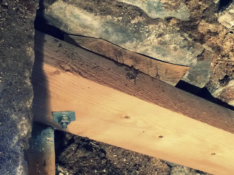 Tiltak 1 denne gang har vært: Å bolte fast 2" x 7" til steinmurene. Foto: Helga H. Grønset